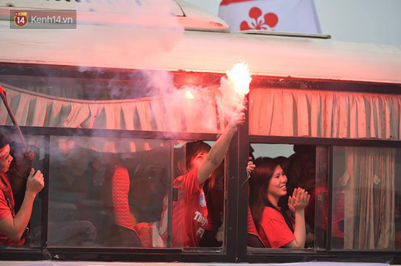 Fan Hải Phòng đốt pháo sáng, nhuộm đỏ đường phố Hà Nội trên đường tiến về sân Hàng Đẫy